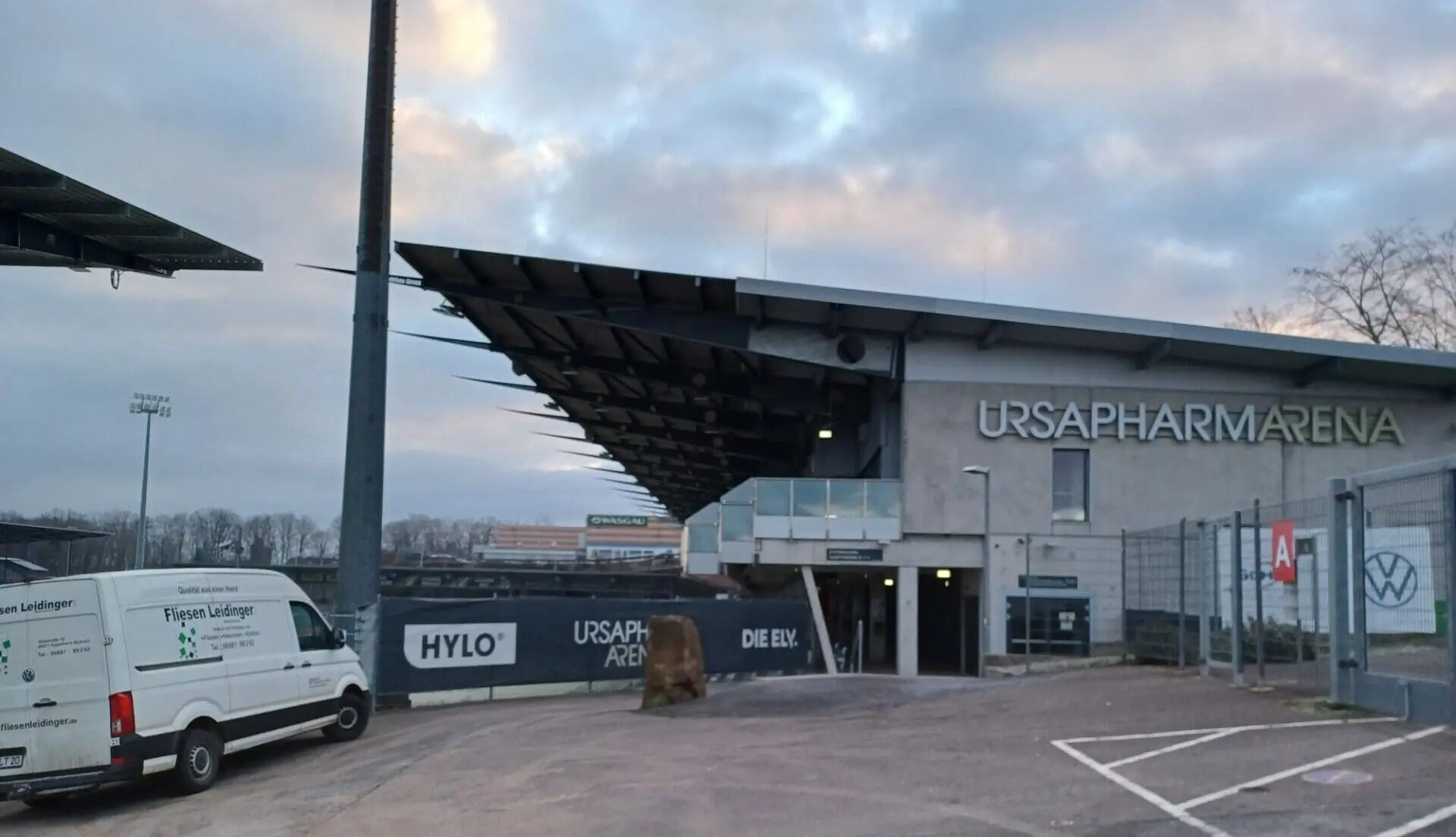 Außenansicht der Ursapharm Arena während der Fliesenarbeiten von Fliesen Leidinger.