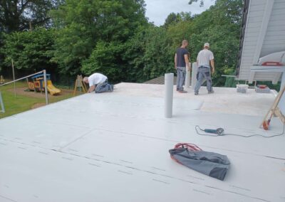 Vorbereitete Terrassenfläche mit Abdichtung vor der Verlegung großformatiger Fliesen.